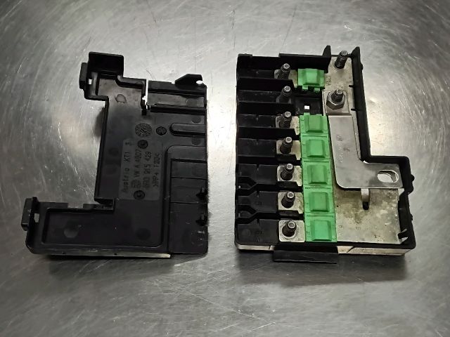 bontott SKODA FABIA II Biztosítéktábla Motortér