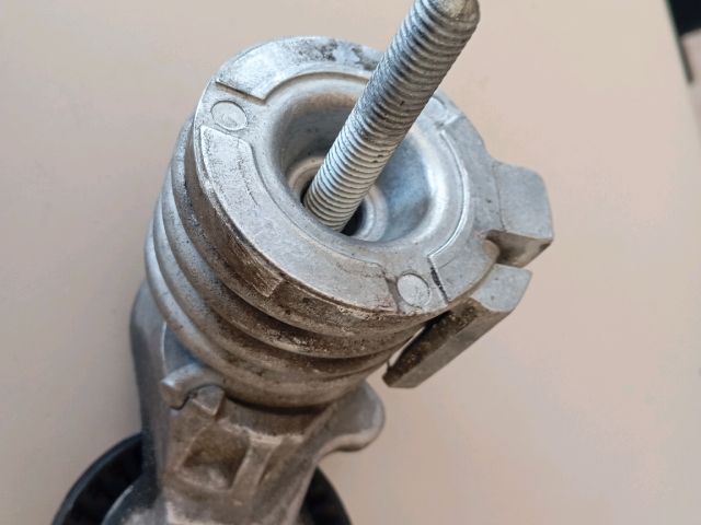 bontott SKODA FABIA II Szíjfeszítő Görgő