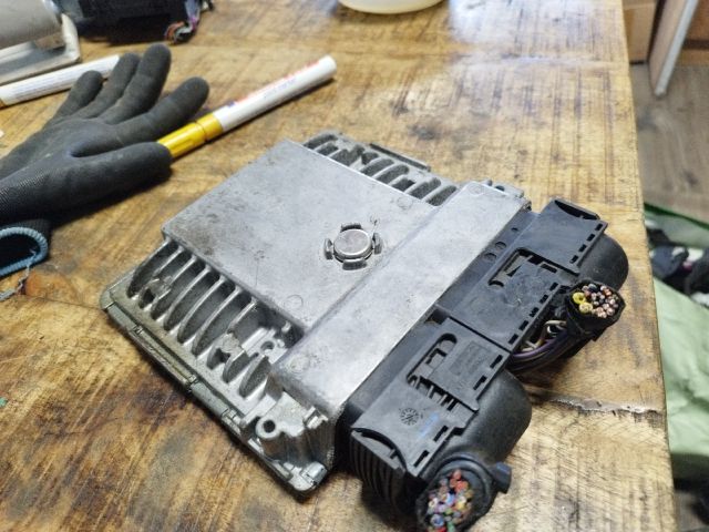 bontott SKODA FABIA II Motorvezérlő