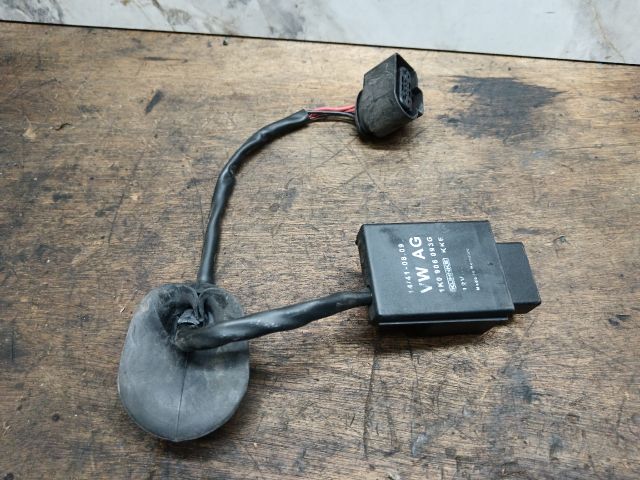 bontott SKODA FABIA II Üzemanyag Szivattyú Relé