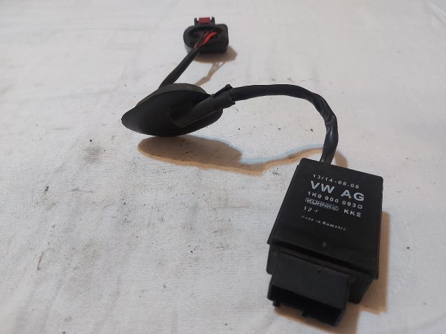 bontott SKODA FABIA II Üzemanyag Szivattyú Relé