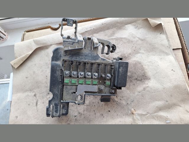 bontott SKODA FABIA II Biztosítéktábla Motortér