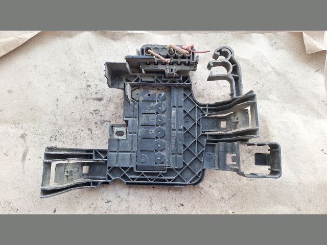 bontott SKODA FABIA II Biztosítéktábla Motortér