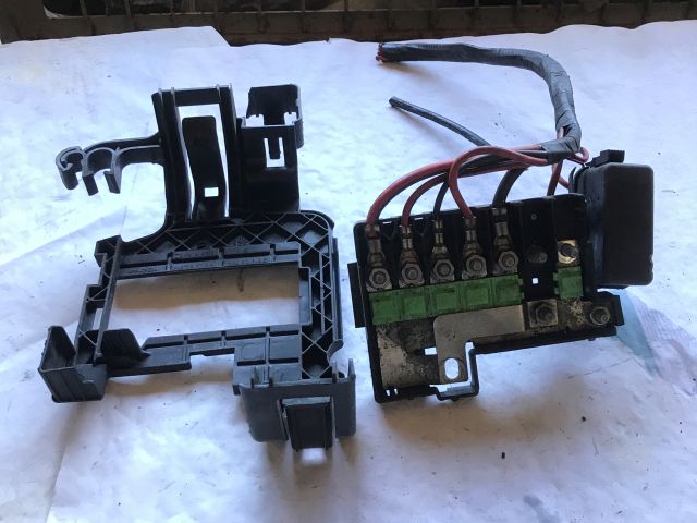 bontott SKODA FABIA II Biztosítéktábla Motortér