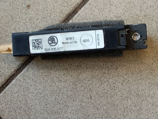 bontott SKODA FABIA II Antenna Erősítő
