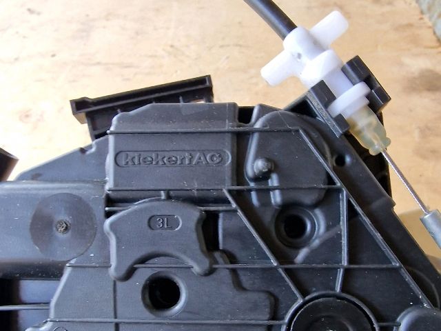 bontott SKODA FABIA II Bal első Ajtózár