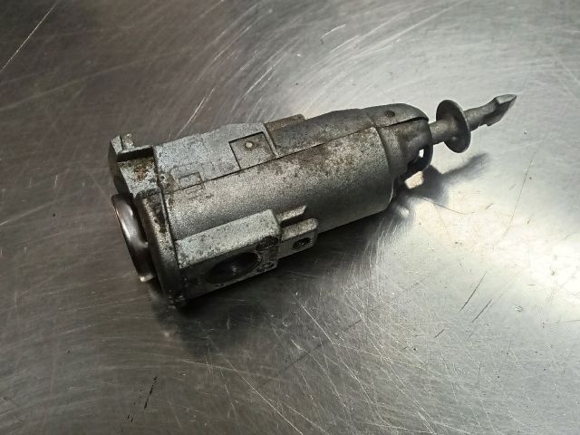 bontott SKODA FABIA II Bal első Zárbetét