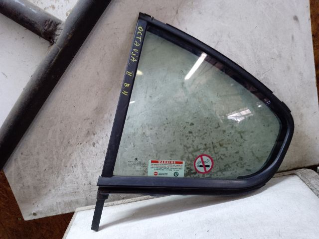 bontott SKODA FABIA II Bal hátsó Fixüveg (Ajtóban)