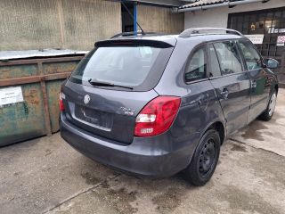 bontott SKODA FABIA II Csomagtérajtó Gumikéder