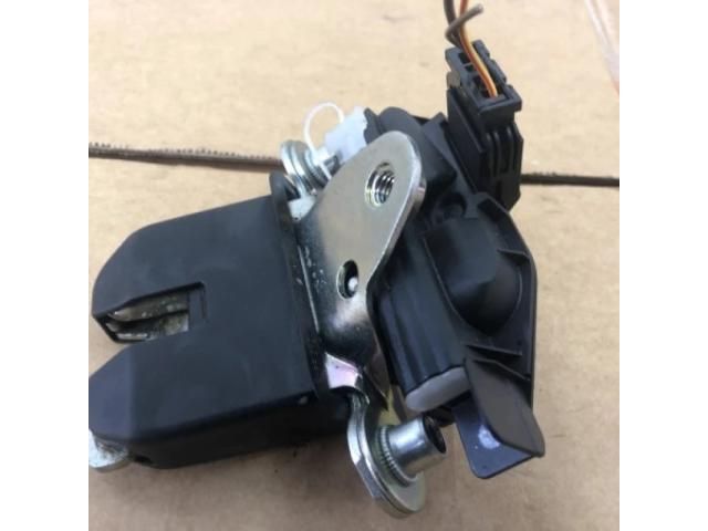 bontott SKODA FABIA II Csomagtérajtó Zárszerkezet