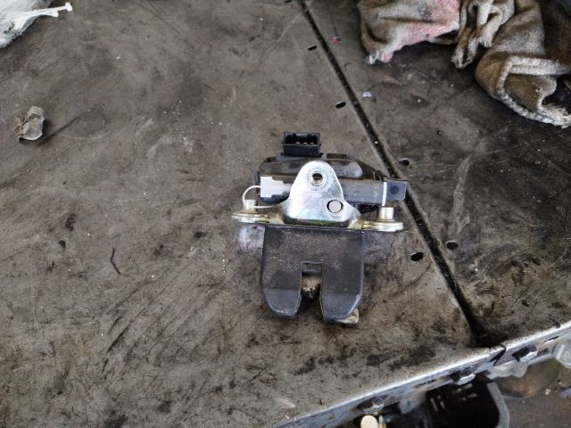 bontott SKODA FABIA II Csomagtérajtó Zárszerkezet