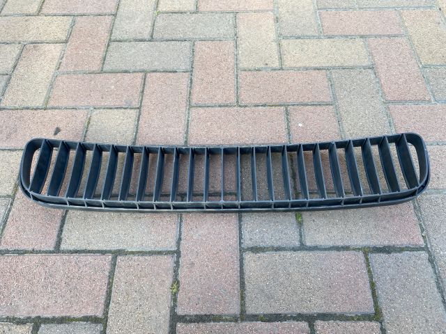 bontott SKODA FABIA II Első Lökhárító Alsó Középső Díszrács