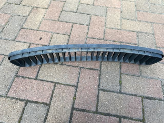 bontott SKODA FABIA II Első Lökhárító Alsó Középső Díszrács