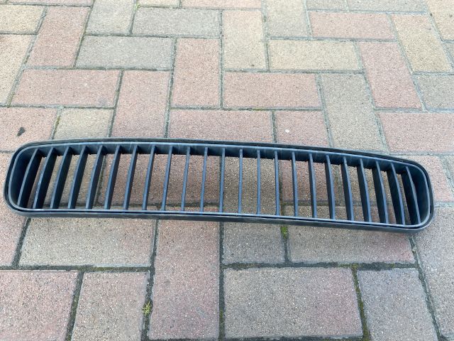 bontott SKODA FABIA II Első Lökhárító Alsó Középső Díszrács