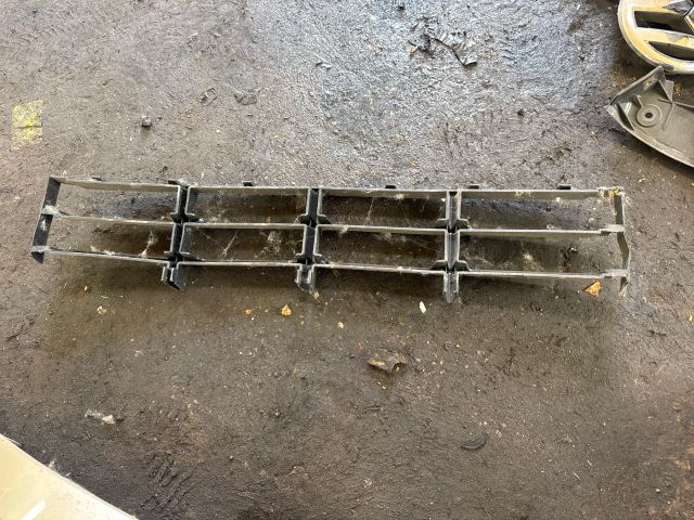 bontott SKODA FABIA II Első Lökhárító Alsó Középső Díszrács