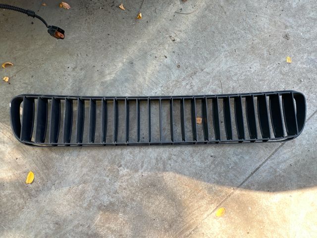 bontott SKODA FABIA II Első Lökhárító Alsó Középső Díszrács