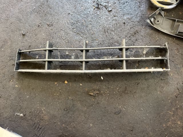 bontott SKODA FABIA II Első Lökhárító Alsó Középső Díszrács