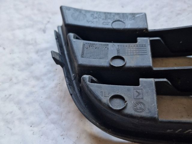 bontott SKODA FABIA II Első Lökhárító Bal Díszrács