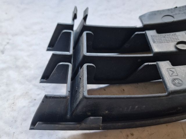 bontott SKODA FABIA II Első Lökhárító Jobb Díszrács