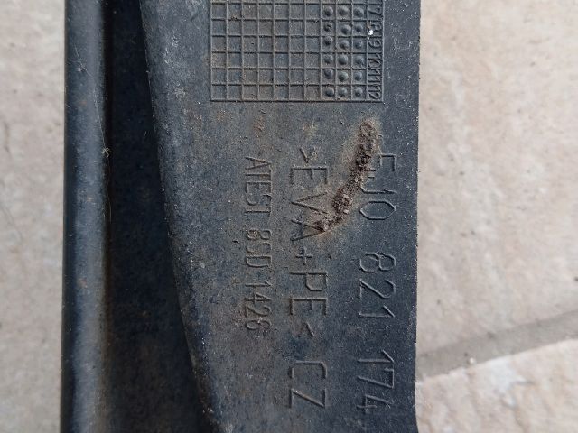 bontott SKODA FABIA II Első Sárvédő Gumi Pár