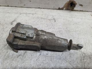 bontott SKODA FABIA II Jobb első Zárbetét