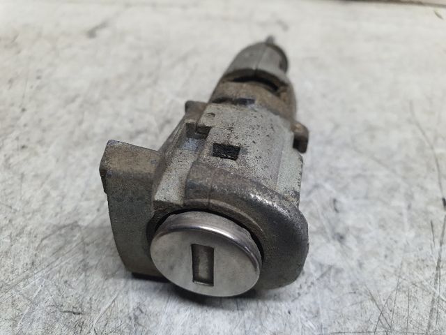 bontott SKODA FABIA II Jobb első Zárbetét