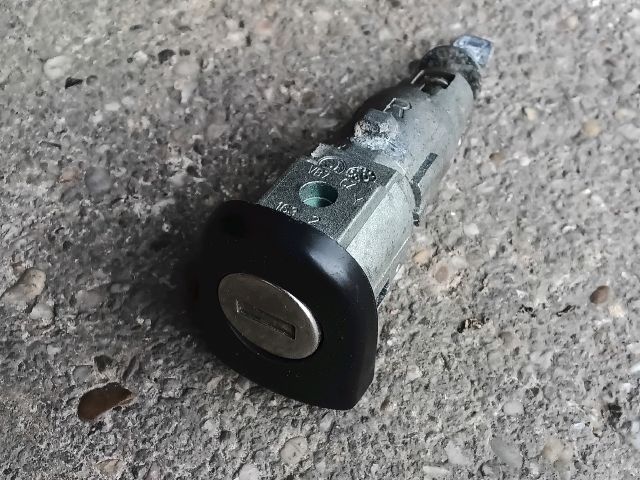 bontott SKODA FABIA II Jobb első Zárbetét