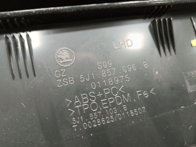 bontott SKODA FABIA II Kesztyűtartó