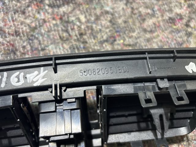 bontott SKODA FABIA II Középső Szellőző Keret