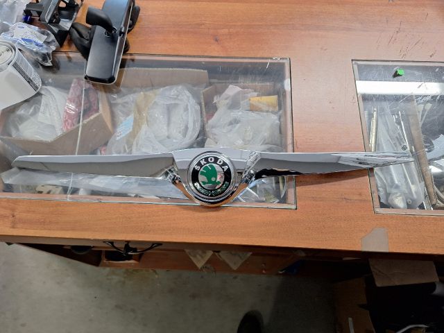 bontott SKODA FABIA II Motorháztető Díszrács