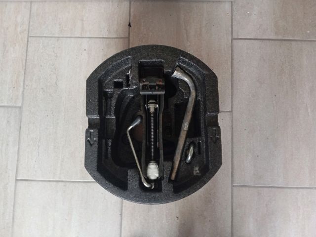 bontott SKODA FABIA II Szerszámkészlet