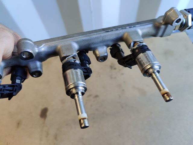 bontott SKODA FABIA III Porlasztó Sor / Híd