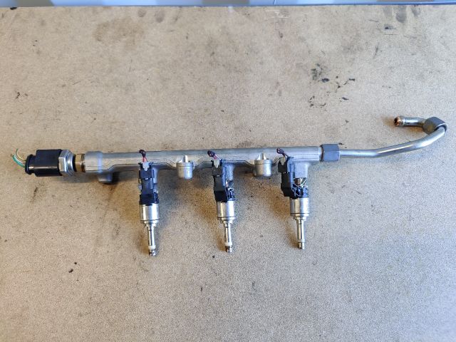 bontott SKODA FABIA III Porlasztó Sor / Híd