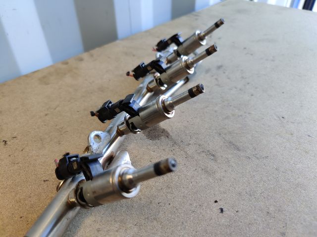 bontott SKODA FABIA III Porlasztó Sor / Híd