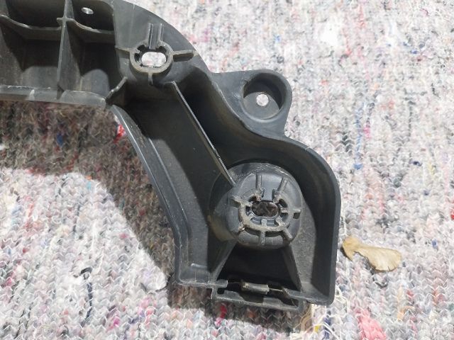 bontott SKODA FABIA III Bal első Lökhárító Tartó (Műanyag)