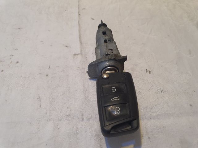 bontott SKODA FABIA III Bal első Zárbetét