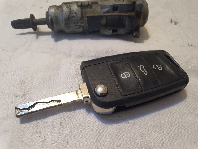 bontott SKODA FABIA III Bal első Zárbetét