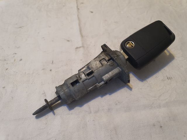 bontott SKODA FABIA III Bal első Zárbetét