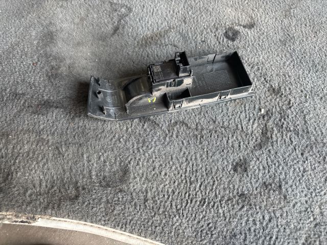 bontott SKODA FABIA III Bal hátsó Ablakemelő Kapcsoló