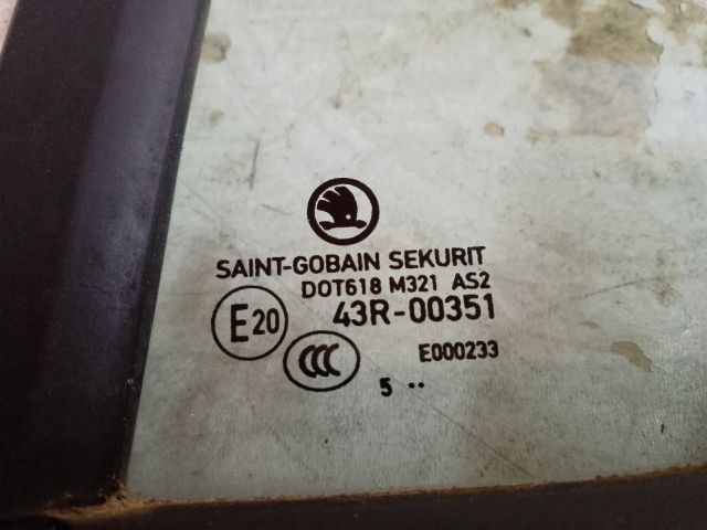 bontott SKODA FABIA III Bal hátsó Fixüveg (Ajtóban)