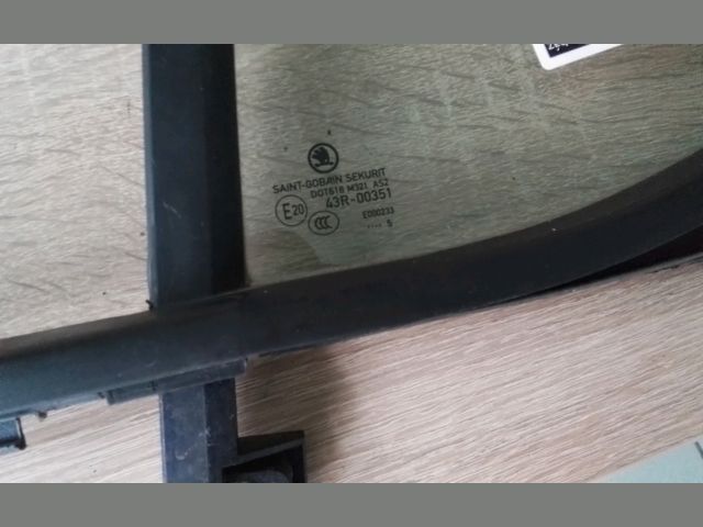bontott SKODA FABIA III Bal hátsó Fixüveg (Ajtóban)