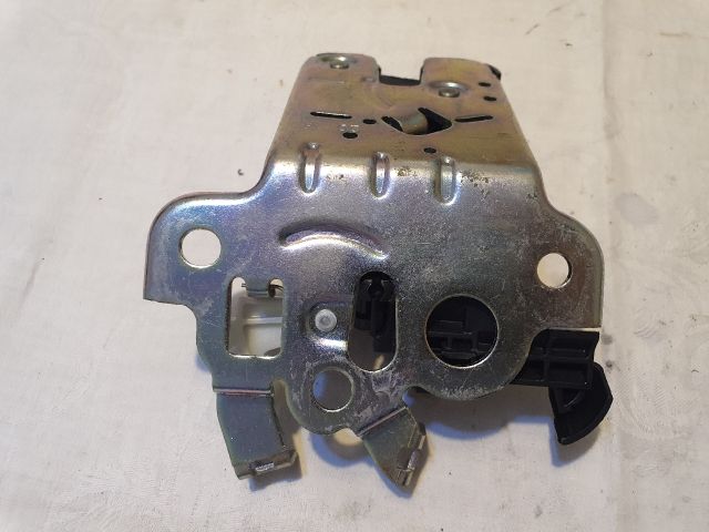 bontott SKODA FABIA III Csomagtérajtó Zárszerkezet