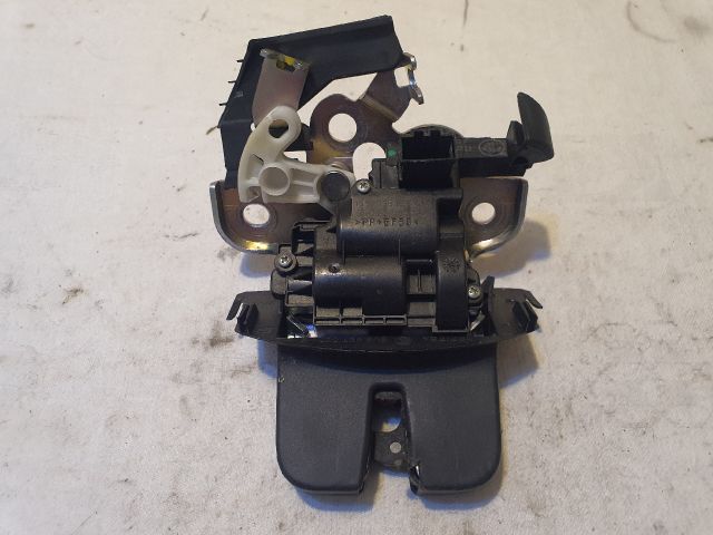 bontott SKODA FABIA III Csomagtérajtó Zárszerkezet