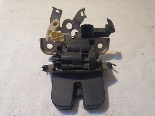 bontott SKODA FABIA III Csomagtérajtó Zárszerkezet