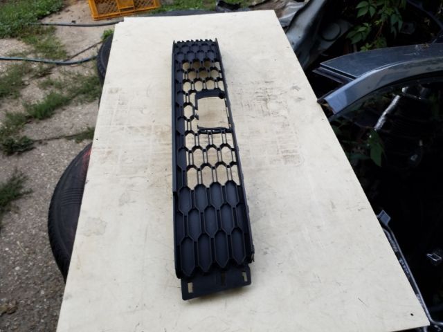 bontott SKODA FABIA III Első Lökhárító Alsó Középső Díszrács