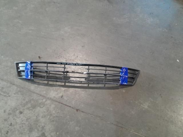 bontott SKODA FABIA III Első Lökhárító Alsó Középső Díszrács