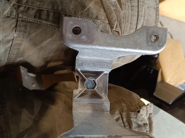 bontott SKODA FABIA III Könyöklő Tartó Konzol