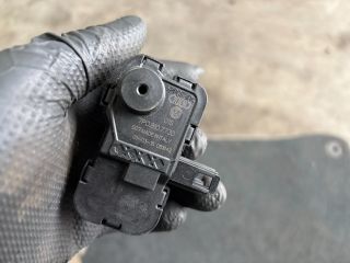 bontott SKODA FABIA III Tankajtó Nyitó Kar / Gomb