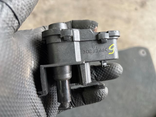 bontott SKODA FABIA III Tankajtó Nyitó Kar / Gomb