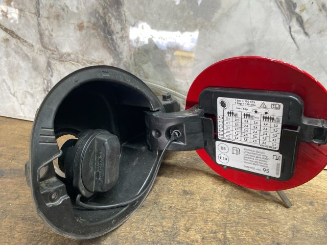 bontott SKODA FABIA III Tankajtó